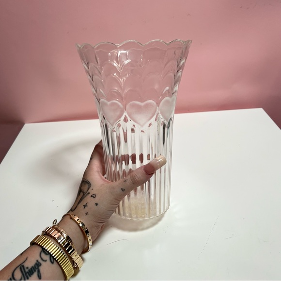 Vintage retro heart detail scalloped trim vase - Picture 3 of 6